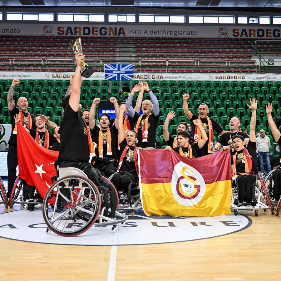 Il Galatarsay alza il trofeo dell'Eurocup 1