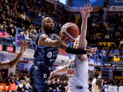 La Dinamo crolla negli ultimi 14 minuti