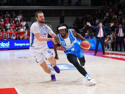 Rashawn Thomas in azione sul parquet del PalaBigi
