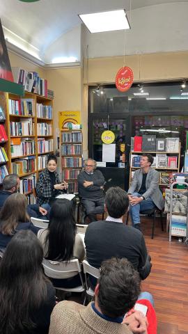 Un momento dell'incontro nella libreria Koinè di Sassari.